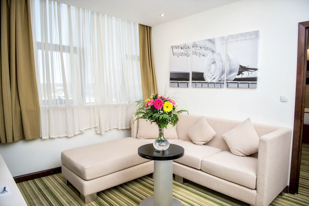 Doubletree By Hilton Shymkent Otel Dış mekan fotoğraf